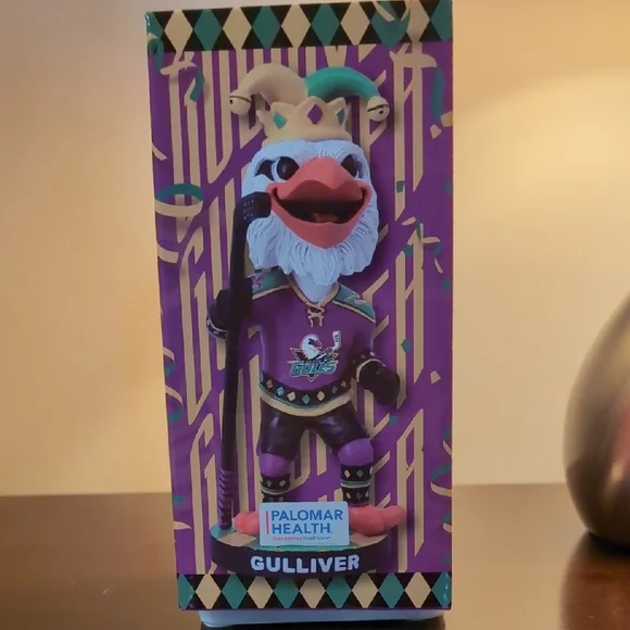 Gulliver Bobblehead with Hockey Stick - Picture 3 of 4